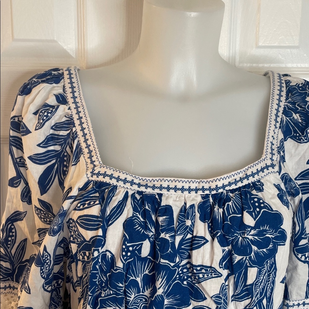 CHRISTIAN SIRIANO BLUE & WHITE FLORAL PATTERN TOP BLOUSE WITH CROCHET TRIM SZ L - Picture 3 of 10